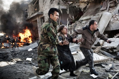 I Nagroda 53. edycji World Press Photo w kategorii: Spot News Singles, Adam Ferguson, Australia, VII Mentor Program for The New York Times, Afghan woman rushed from the scene of a suicide bombing, Kabul, 15 December