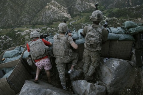 II Nagroda 53. edycji World Press Photo w kategorii: People in the News Singles, David Guttenfelder, USA, The Associated Press, US soldiers respond to Taliban fire outside their bunker, Korengal Valley, Afghanistan, 11 May