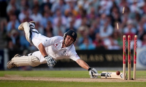 I Nagroda 53. edycji World Press Photo w kategorii: Sports Action Singles, Gareth Copley, United Kingdom, Press Association, England’s Jonathan Trott is run out at the fifth Ashes test match, London, August
