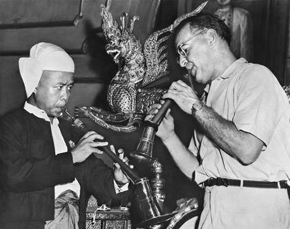 Benny Goodman z birmańskim muzykiem, Rangoon, Birma 1957