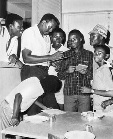 Randy Weston podpisuje okładki płyt dla uczniów szkoły Leon Mba, Liberville, Gabon 1967